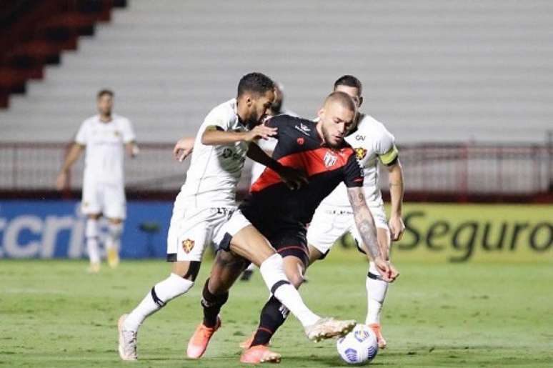 Equipes fizeram jogo equilibrado em Goiânia (Foto: Divulgação/Anderson Stevens/Sport)