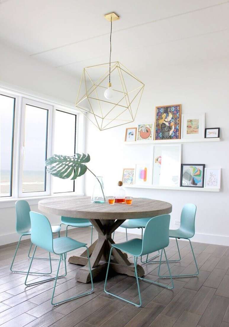 11. Cadeira azul claro moderna para decoração de sala de jantar minimalista – Foto: Homedit