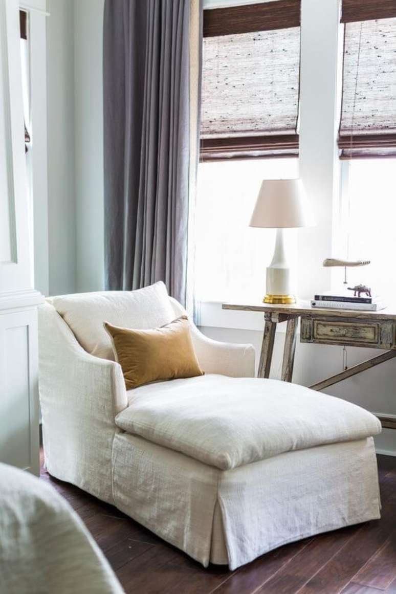 27. Na d&uacute;vida a poltrona div&atilde; branca pode se tornar uma &oacute;tima op&ccedil;&atilde;o. Fonte: Pinterest