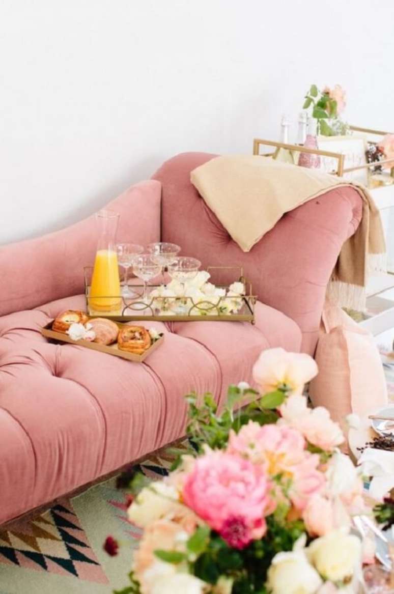 39. Decoração delicada e romântica com poltrona divã para sala. Fonte: Pinterest