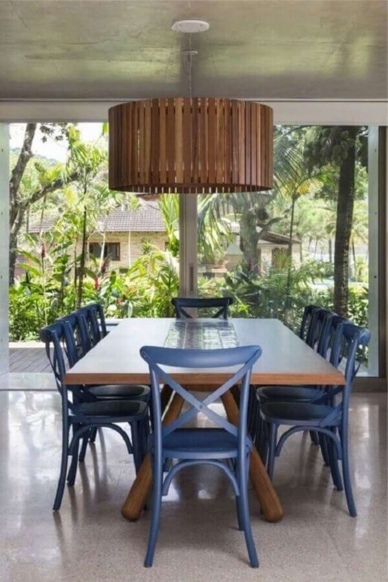 52. Mesa com cadeiras azul para sala de jantar decorada com lustre de madeira – Foto: Pinterest