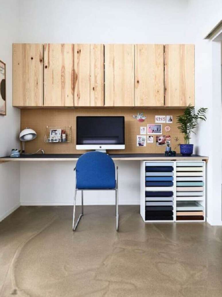 26. Cadeira de escritório azul para decoração de home office com armário aéreo de madeira – Foto: femina.dk