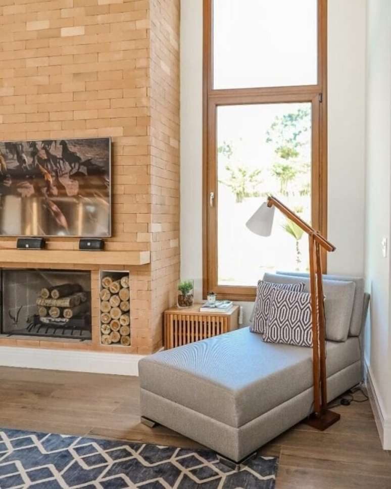 53. A poltrona div&atilde; cinza combina com diferentes estilos de decora&ccedil;&atilde;o. Fonte: Fernanda Pe&ccedil;anha