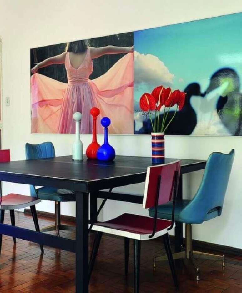 45. Decoração simples de sala de jantar com cadeira giratória azul – Foto: Pinterest