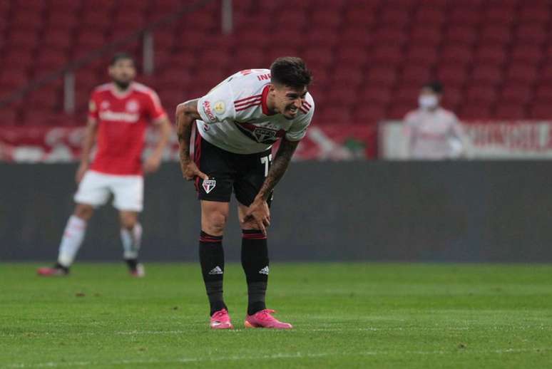 Rigoni sentiu a parte de trás da coxa (Foto: Rubens Chiri / saopaulofc.net)