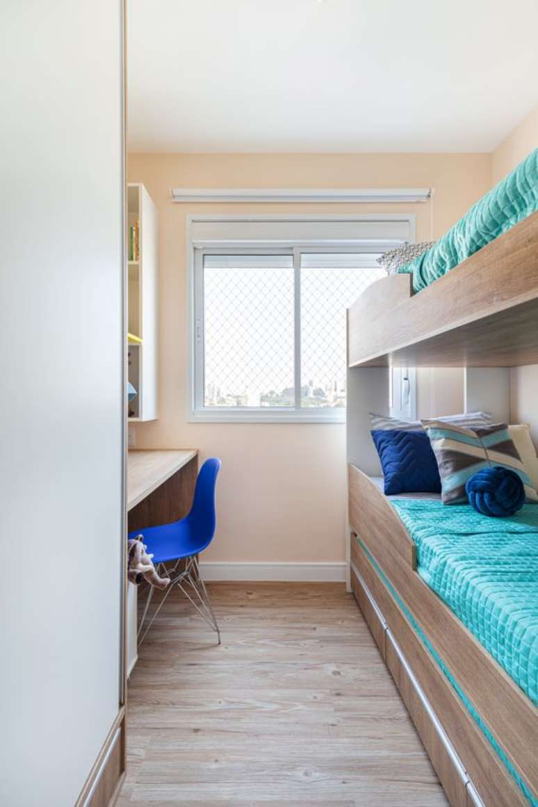 49. Quarto pequeno com beliche de madeira com roupa de cama azul &ndash; Foto Rubiam Vieria Interiores
