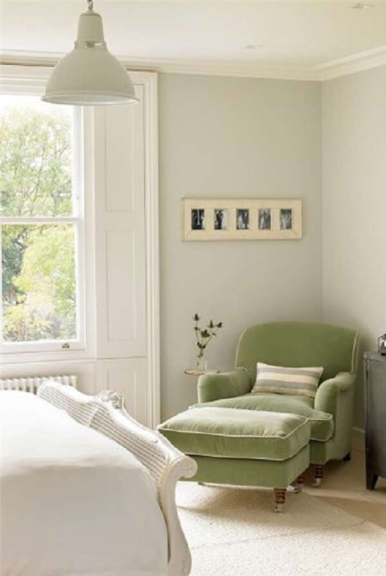 25. O verde da poltrona divã traz um charme especial para o quarto. Fonte: Pinterest