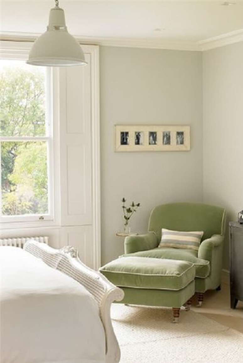25. O verde da poltrona div&atilde; traz um charme especial para o quarto. Fonte: Pinterest