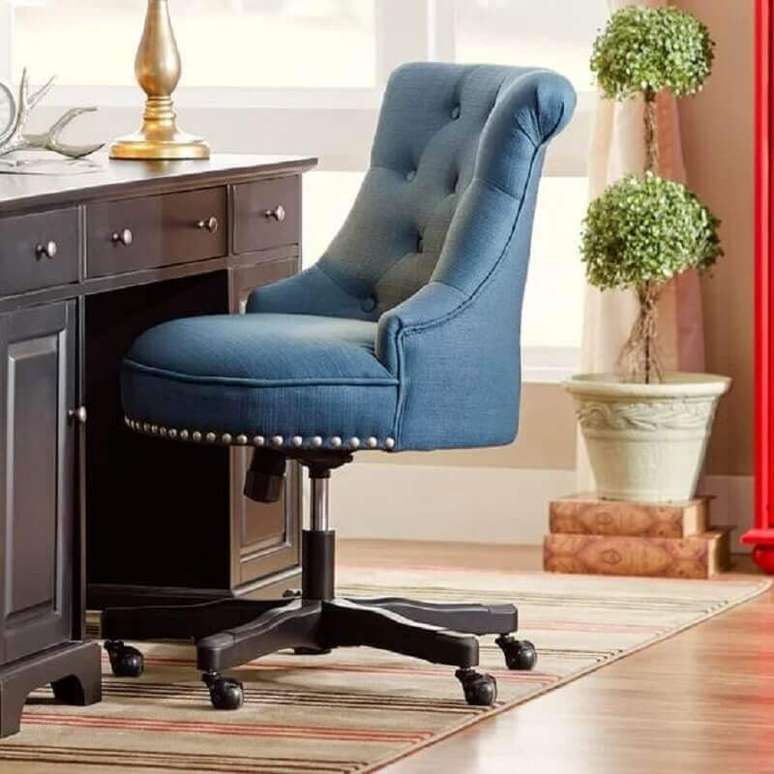 5. Decoração com modelo clássico de cadeira de escritório azul – Foto: Pinterest