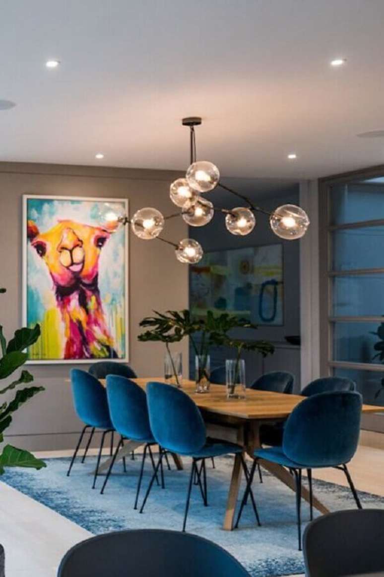 30. Cadeira estofada azul para decoração de sala de jantar moderna com quadro grande – Foto: Decor Buddi