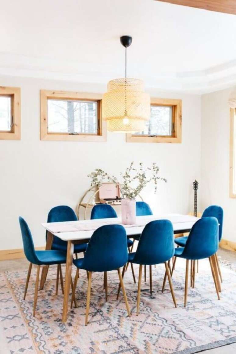 35. Decoração clean para sala de jantar branca com cadeira estofada azul – Foto: A Bubbly Life
