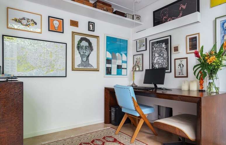 48. Home office simples decorado com cadeira estofada azul – Foto: Histórias de Casa