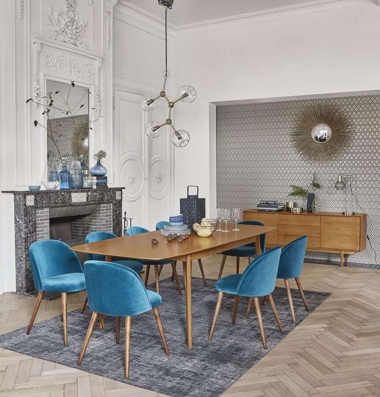58. Sala de jantar grande decorada com mesa de madeira e cadeira azul estofada – Foto: Maisons du Monde