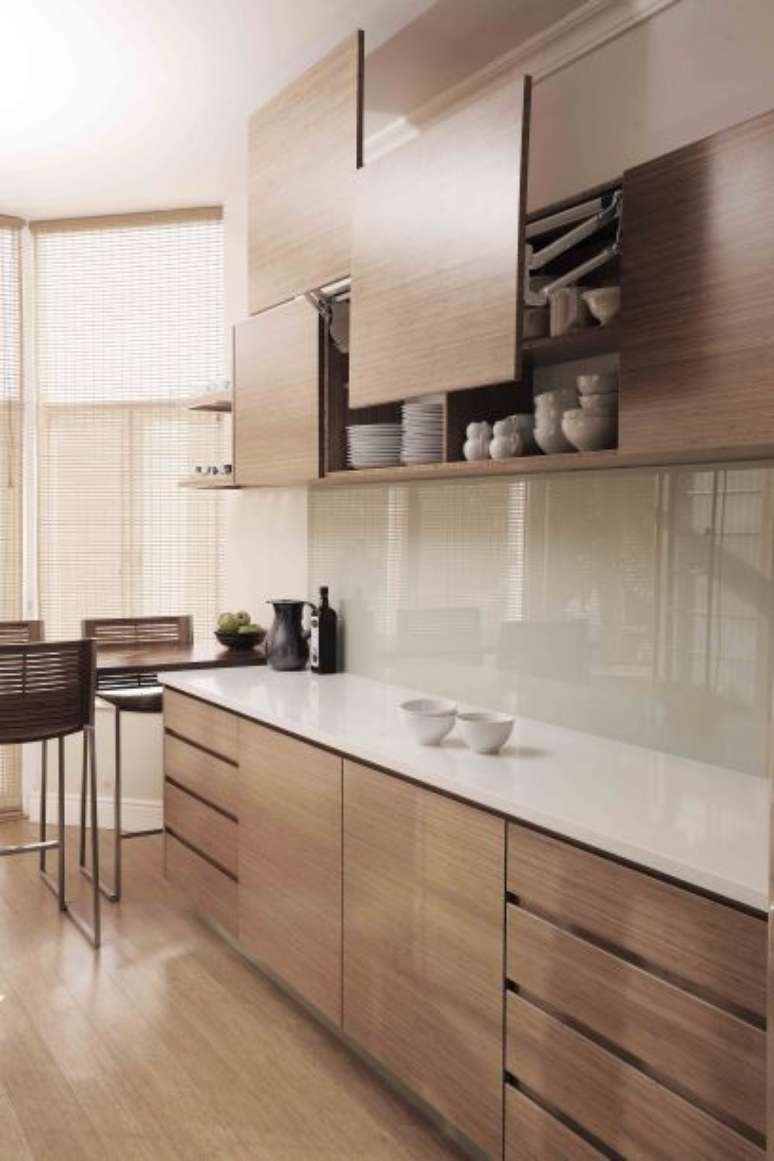 77. Pedra para bancada quartzo na cozinha americana de madeira &ndash; Foto Rehau