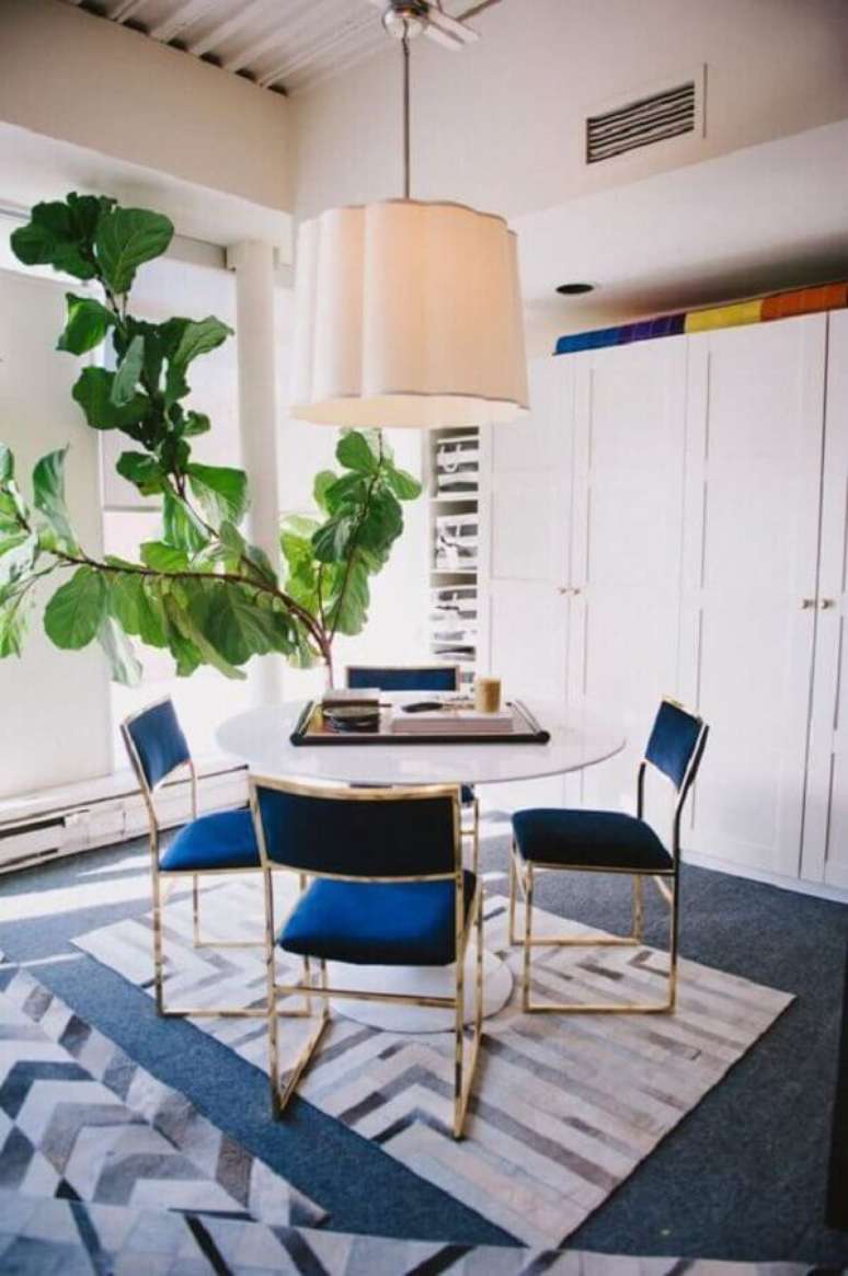 23. Cadeira azul marinho para sala de jantar decorada com mesa redonda pequena &ndash; Foto: Kris &ndash; Driven by Decor