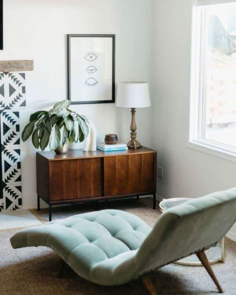 13. Poltrona divã para sala e móveis de madeira fazem uma combinação perfeita. Fonte: Pinterest