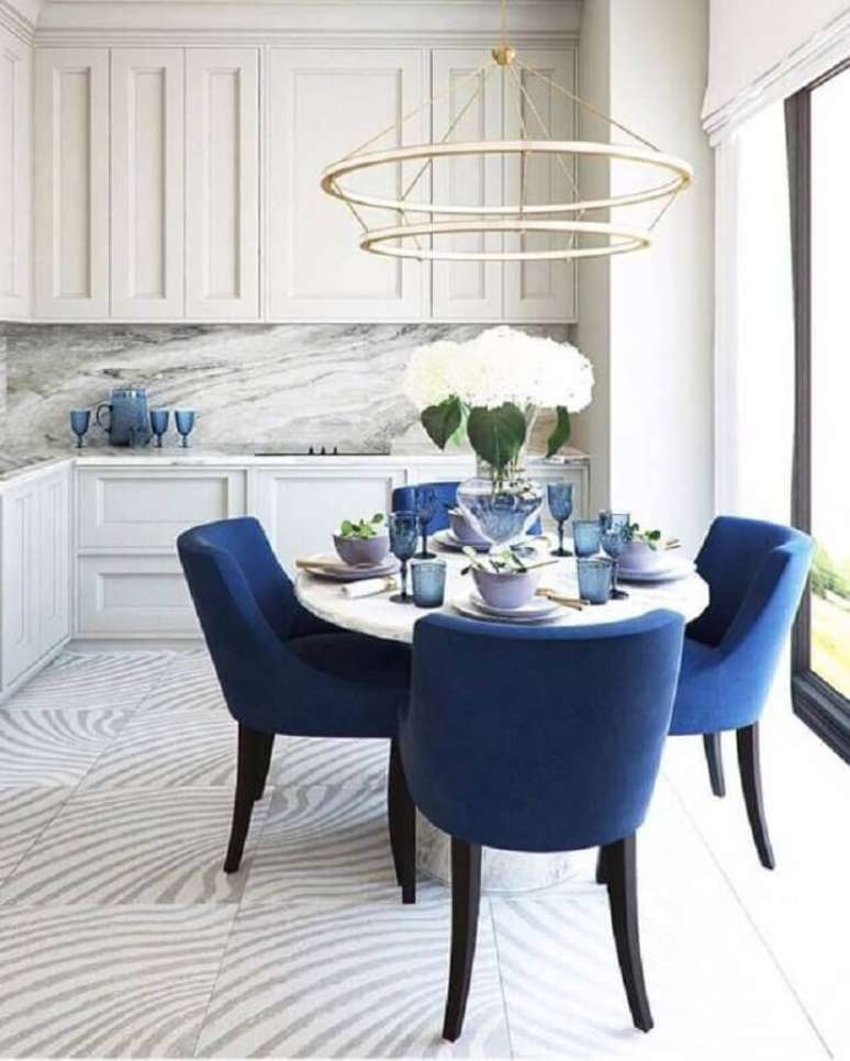 21. Cadeira azul marinho para decora&ccedil;&atilde;o de cozinha moderna planejada &ndash; Foto: DecorPad