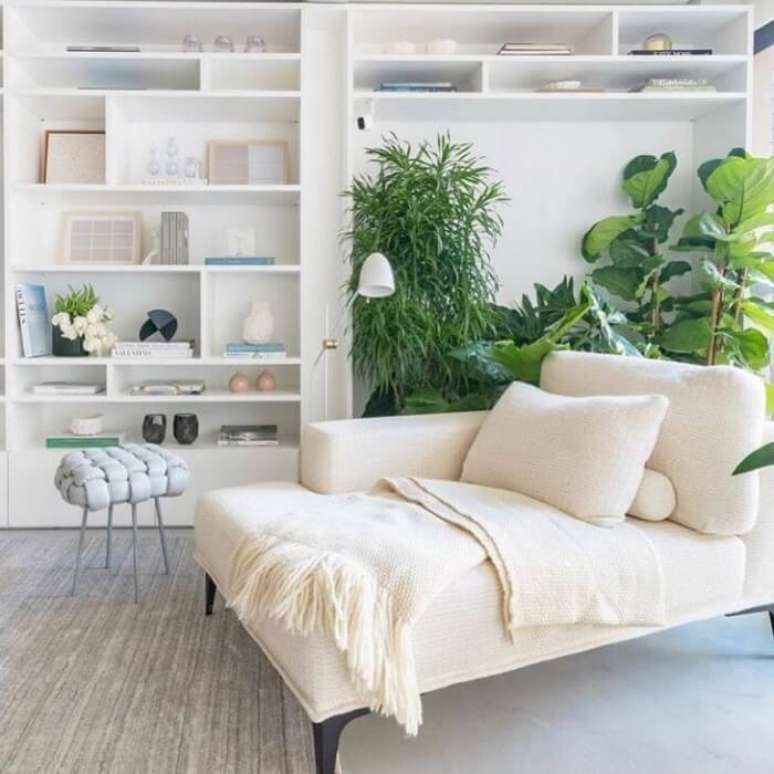 17. Posicione vasos de plantas pr&oacute;ximo a poltrona div&atilde; e deixe o ambiente ainda mais fresco. Fonte: Nildo Jos&eacute; Arquitetura