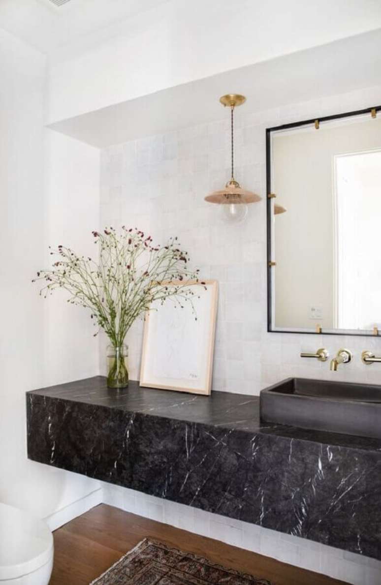 13. Decoração de banheiro branco com espelho quadrado e pedra para bancada de mármore preto – Foto Apartment Therapy