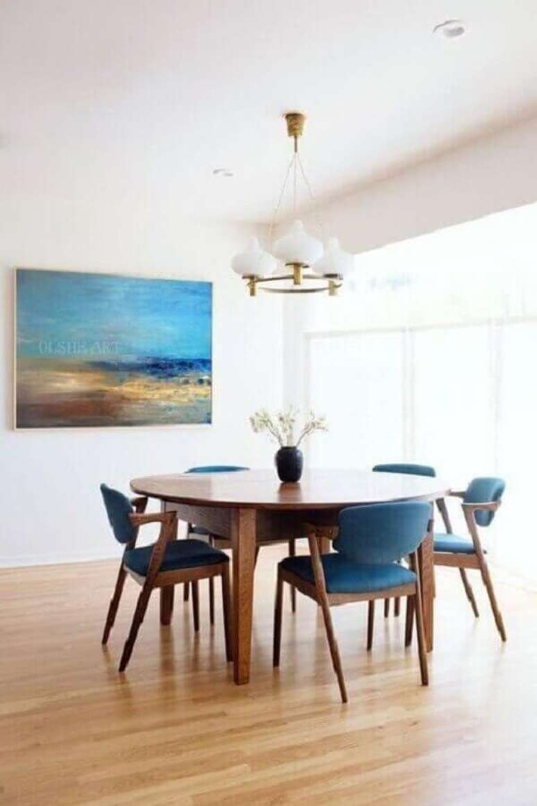 42. Decoração minimalista com cadeira de jantar azul e mesa redonda – Foto: Apartment Therapy