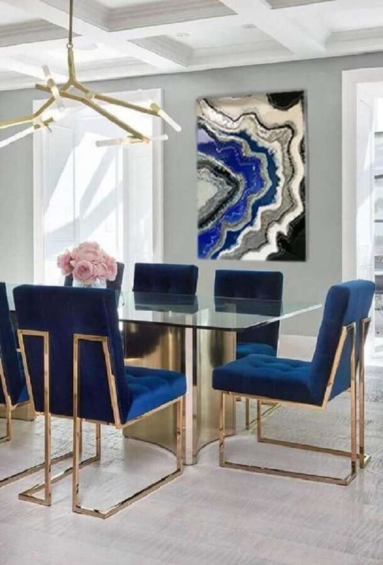 43. Decoração moderna com cadeira azul marinho para sala de jantar sofisticada – Foto: Covet House