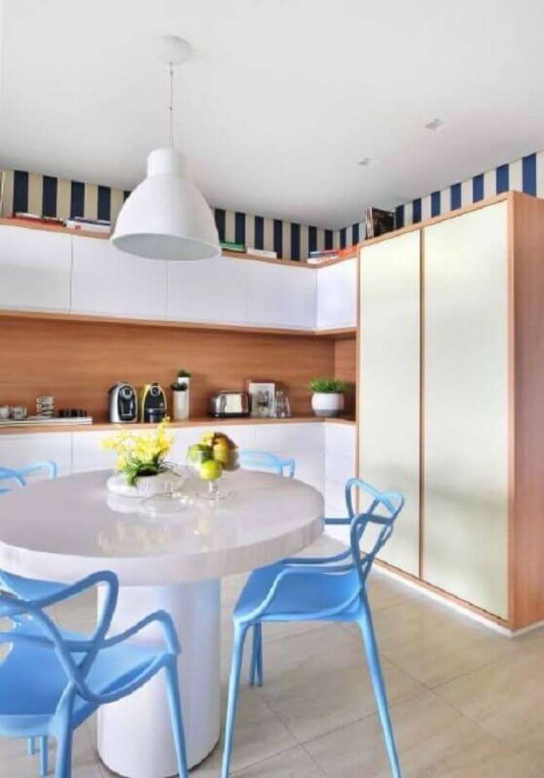14. Cadeira azul claro para decoração de cozinha branca planejada – Foto: Jeito de Casa