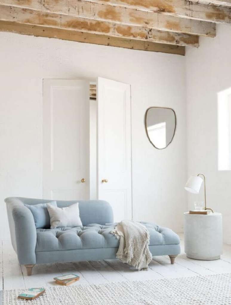 40. Decora&ccedil;&atilde;o clean com div&atilde; poltrona azul claro e manta neutra. Fonte: Pinterest