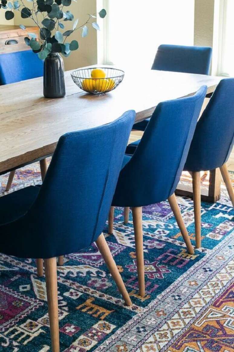 29. Cadeira estofada azul para decoração de sala de jantar com tapete estampado – Foto: Maisons du Monde