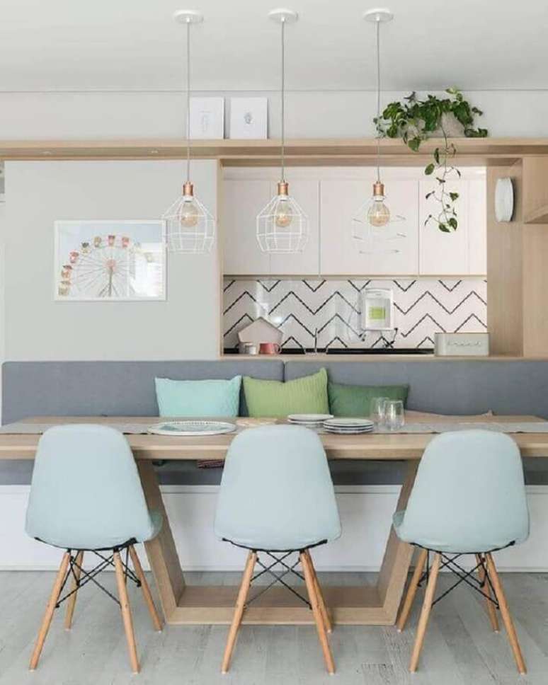 59. Sala de jantar moderna decorada com luminária aramada e cadeira azul claro – Foto: Dicas de Mulher