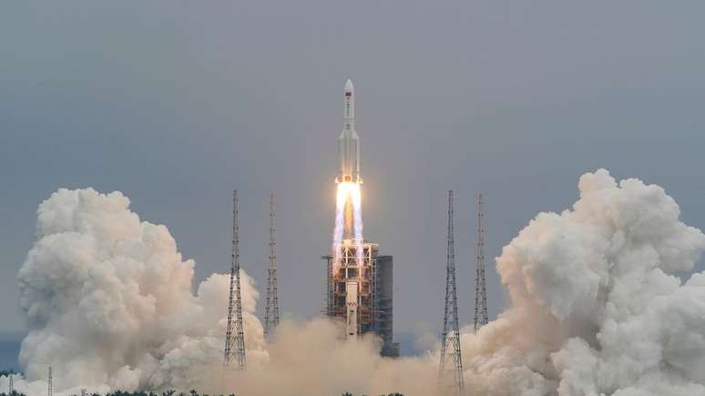 Lançamento do foguete 5B Longa Marcha, ligado a uma nova estação espacial chinesa; esse tipo de equipamento seria usado no plano hipotético de desviar um corpo celeste