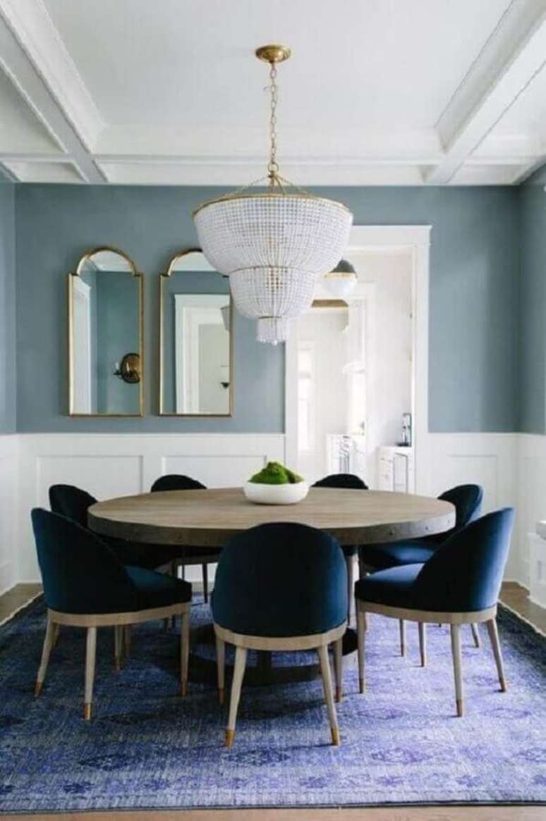 62. Sala de jantar sofisticada decorada com lustre de cristal e cadeira azul marinho – Foto: Bar Stools Furniture