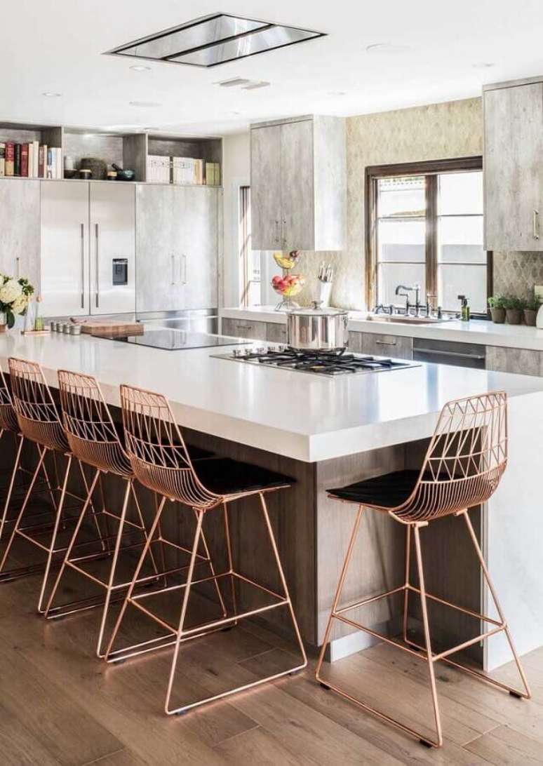 16. Bancada branca com cooktop e banquetas rose gold – Foto Home Fashion Trend
