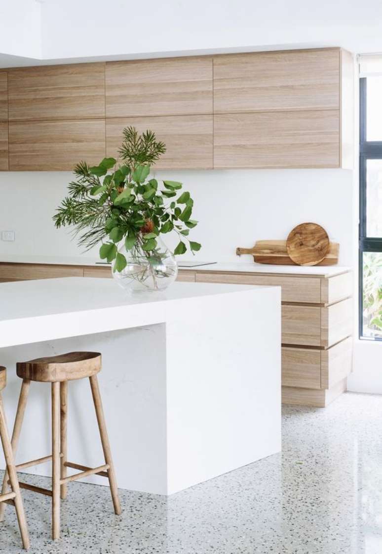 9. Cozinha de madeira com bancada de ilha gourmet de silestone branca – Foto Studio McGee