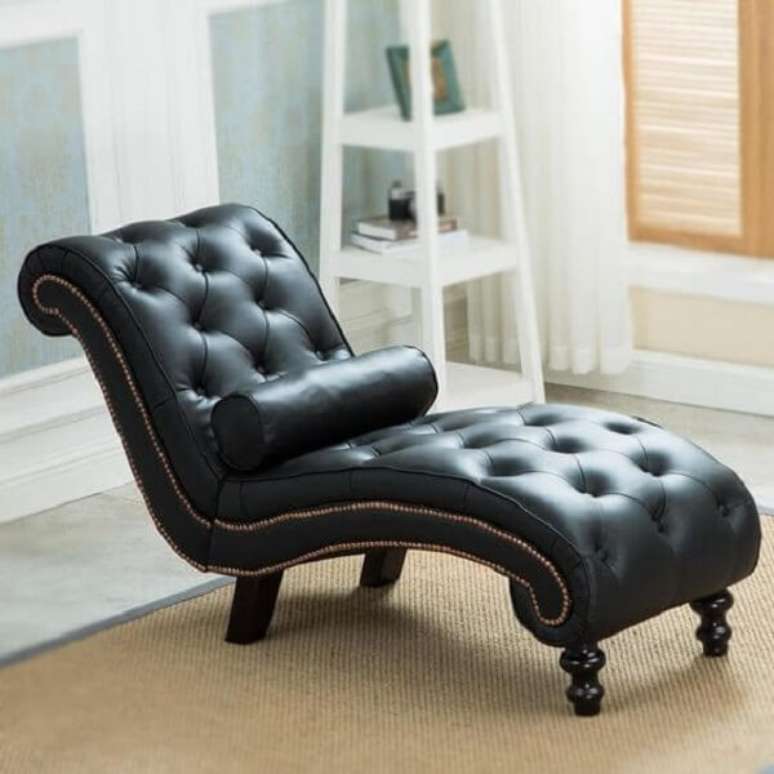 6. Em muitos consultórios de psicologia é possível encontrar a poltrona divã chaise de couro. Fonte: Echihome