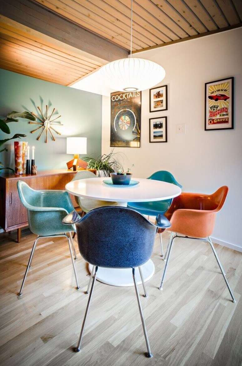 60. Sala de jantar simples decorada com cadeira azul e mesa redonda branca – Foto: Archidea