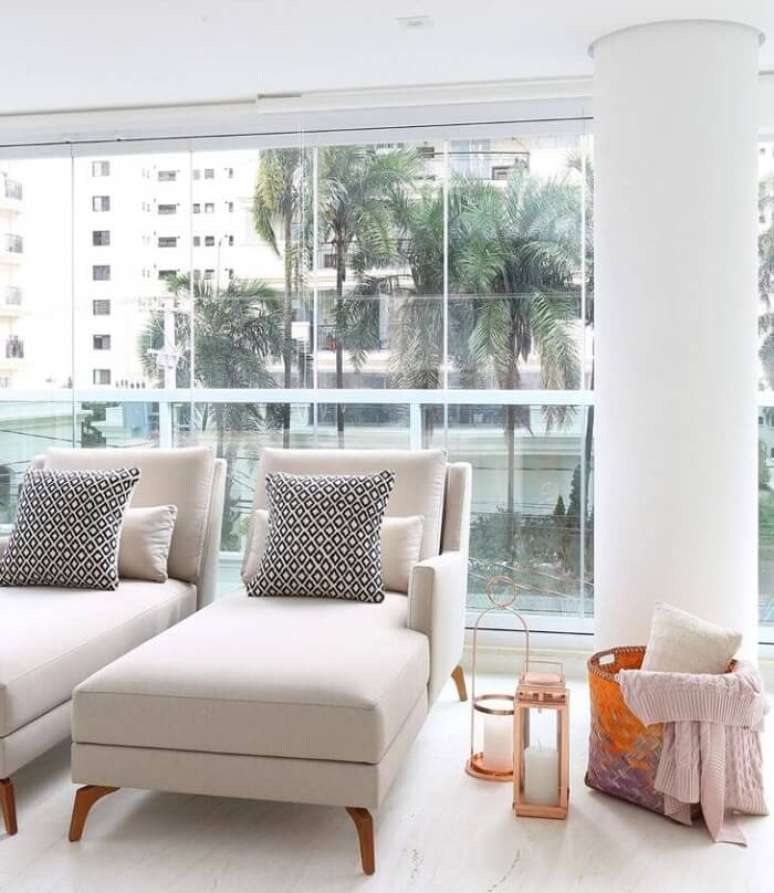 9. A varanda e o terra&ccedil;o ficam ainda mais elegantes na presen&ccedil;a da poltrona div&atilde;. Fonte: Viviane Gobbato