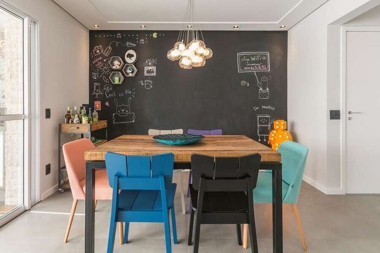 61. Sala de jantar simples decorada com cadeira de jantar azul preta e rosa – Foto: Idealizzare Arquitetos