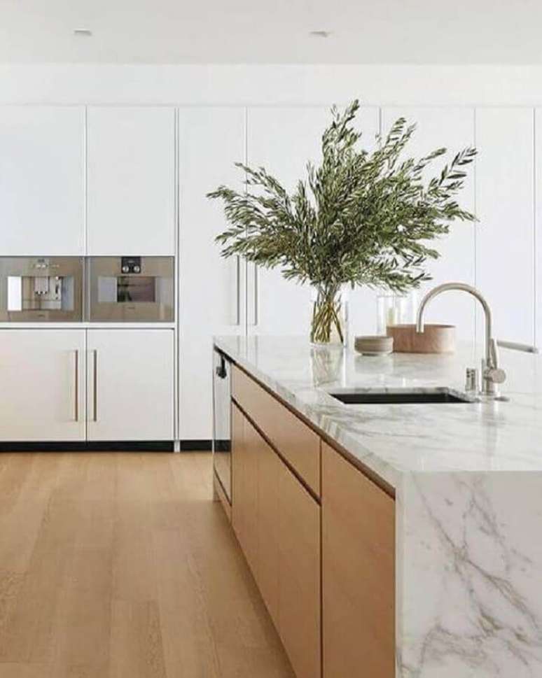 28. Cozinha branca decorada com bancada de mármore para ilha de madeira – Foto Pinterest