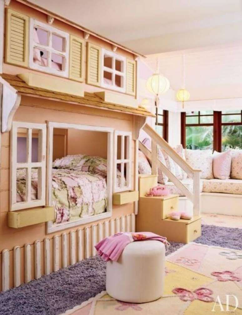 42. Quarto de menina com beliche de madeira em formato de casinha – Foto BuzzFeed