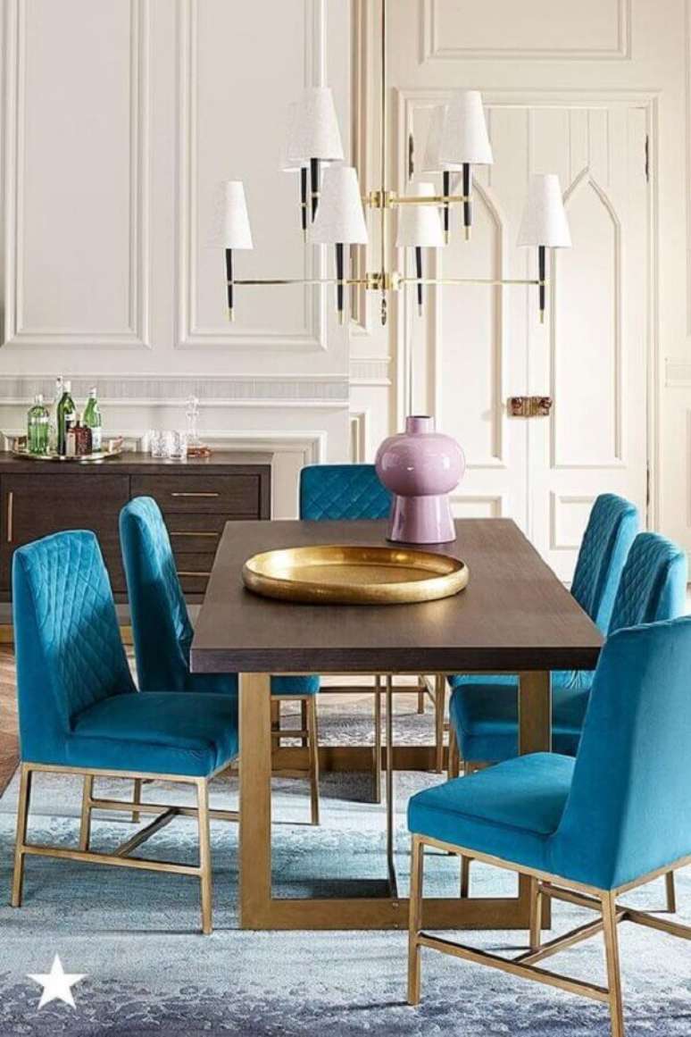 28. Cadeira estofada azu para decoração de sala de jantar sofisticada – Foto: Macy’s