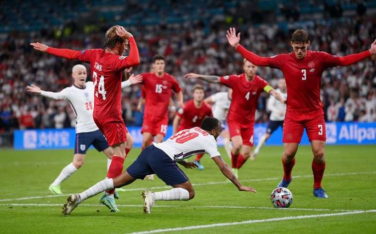 Raheem Sterling cai na área durante partida entre Inglaterra e Dinamarca pela semifinal da Eurocopa
07/07/2021 Pool via REUTERS/Laurence Griffiths
