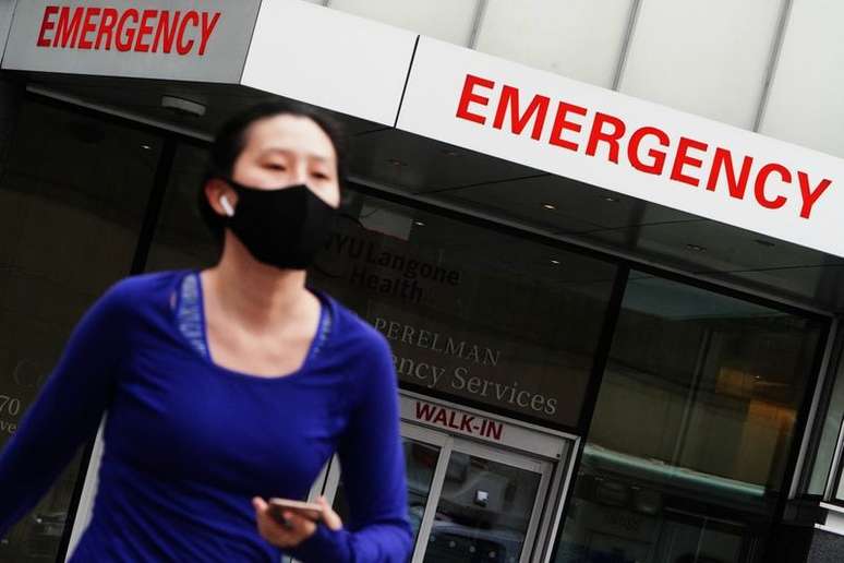 Mulher deixa hospital em Nova York em meio à pandemia de Covid
 24/12/2020   REUTERS/Carlo Allegri