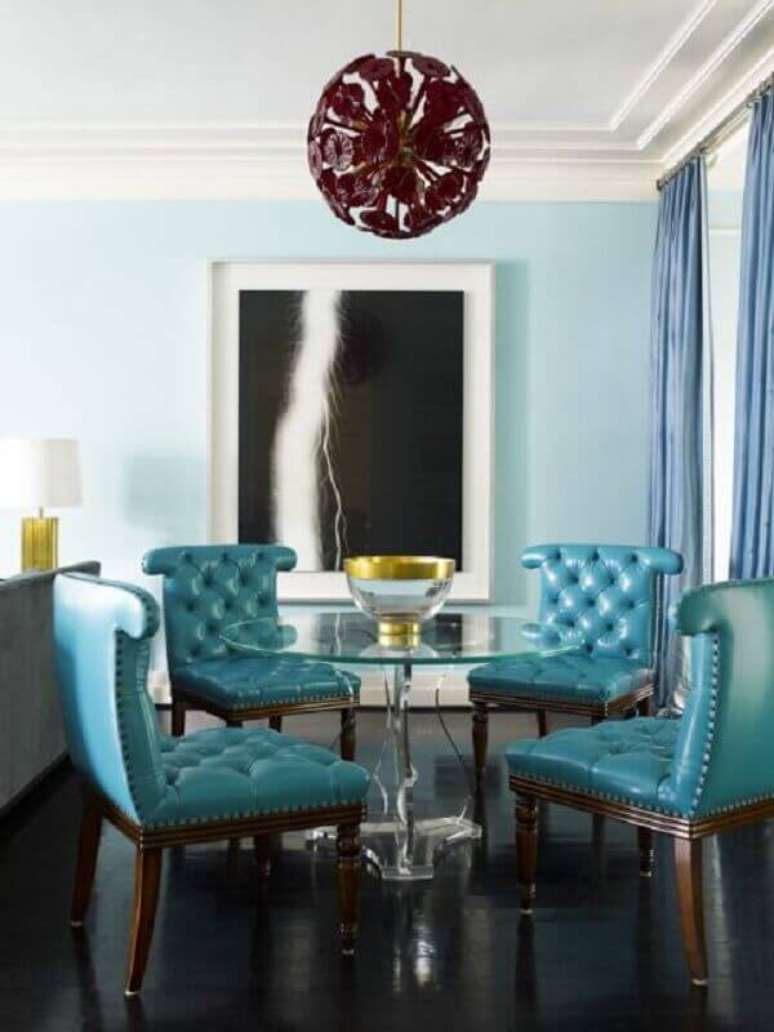 33. Decoração clássica com mesa de vidro e cadeira azul estofada – Foto: Pinterest