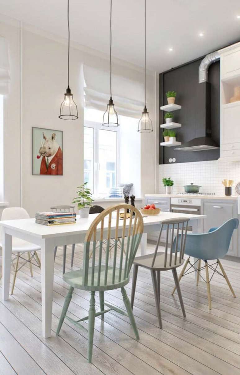 8. Cozinha minimalista decorada com cadeira azul claro – Foto: Webcomunica