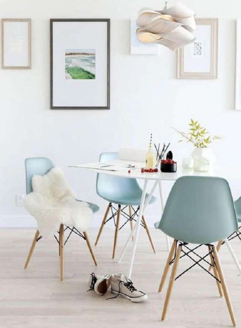 7. Decoração minimalista para sala de jantar com cadeira eames azul claro – Foto: Home Fashion Trend