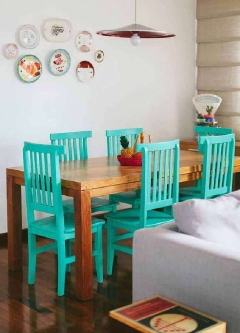 10. Sala de jantar simples decorada com cadeira azul turquesa para mesa de madeira – Foto: Pinterest