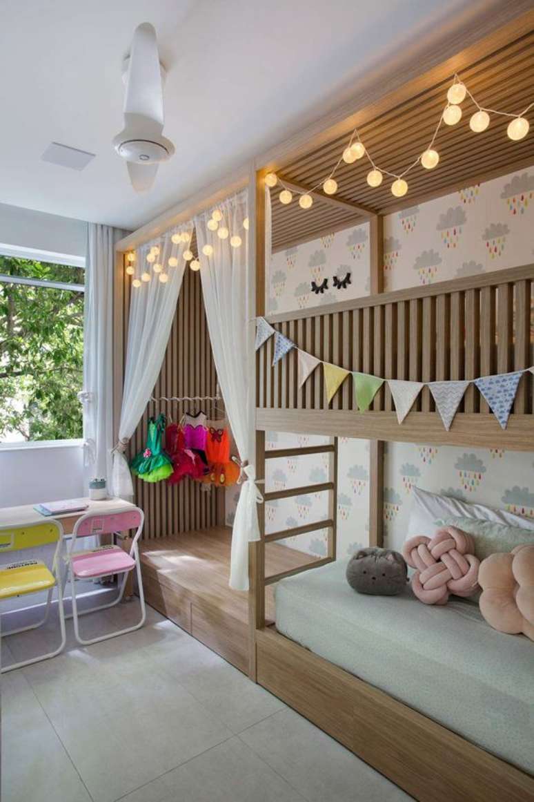 11. Beliche de madeira criativa e decorada com bandeiras e ilumina&ccedil;&atilde;o charmosa &ndash; Foto Casa de Valentina