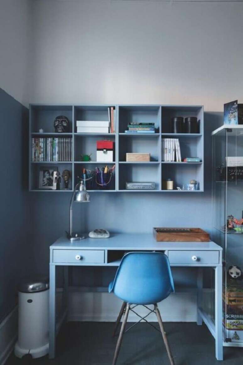 47. Home office simples decorado com cadeira eames azul – Foto: Nordic Design