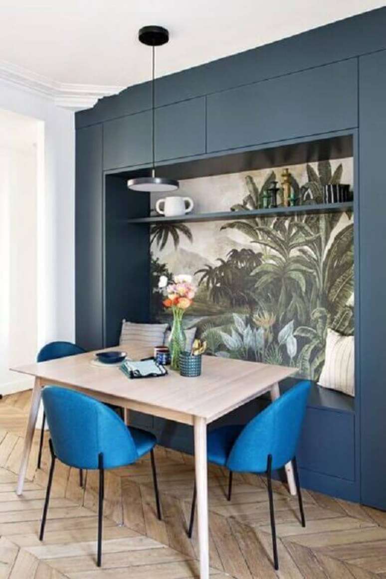 6. Cadeira estofada azul para sala de jantar decorada com mesa de madeira pequena – Foto: femina.dk