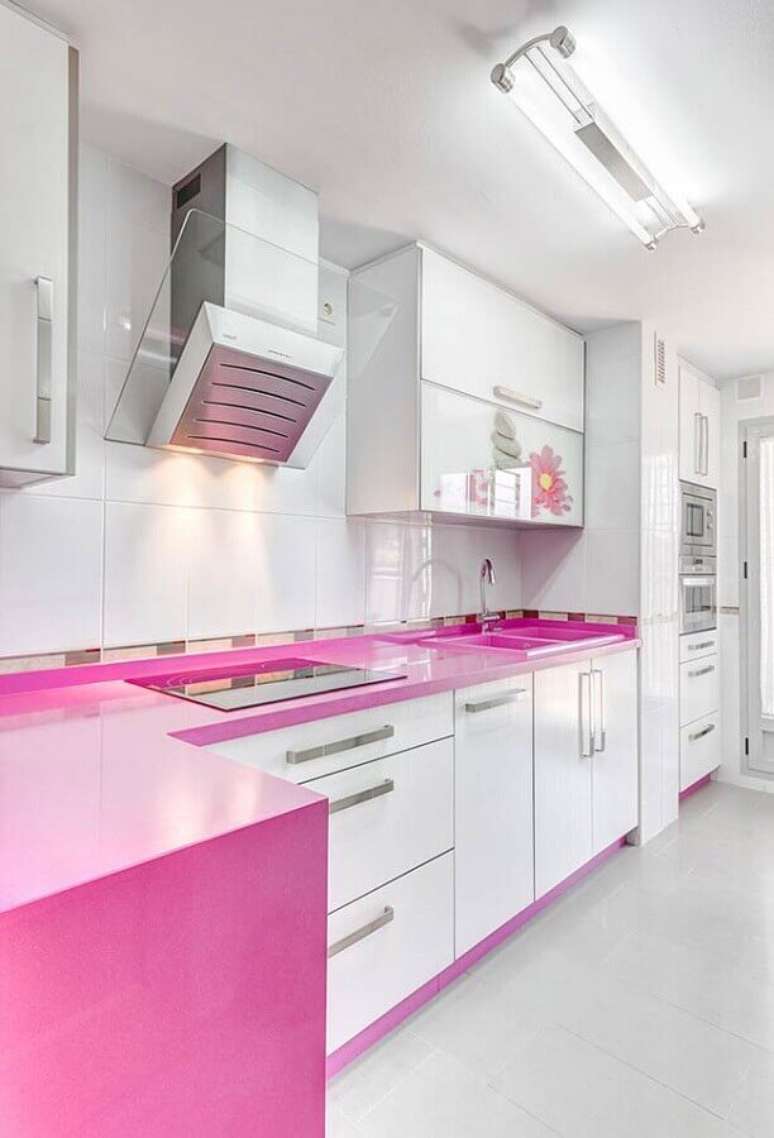 40. Cozinha branca com pedra para bancada cor de rosa – Foto Archidea